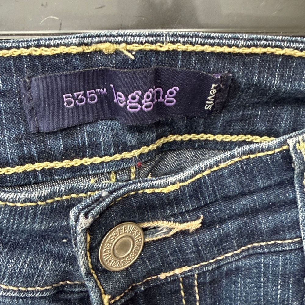 Levi's Skinny Jeans in Blue Wash 535 legging size Junior 5M or fits like a 4 - Picture 2 of 8